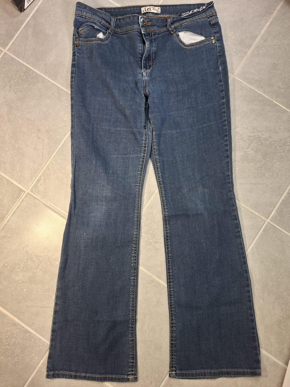 Lei Sophia Hiphugger Flare Women's Bootcut Jeans in Medium Blue